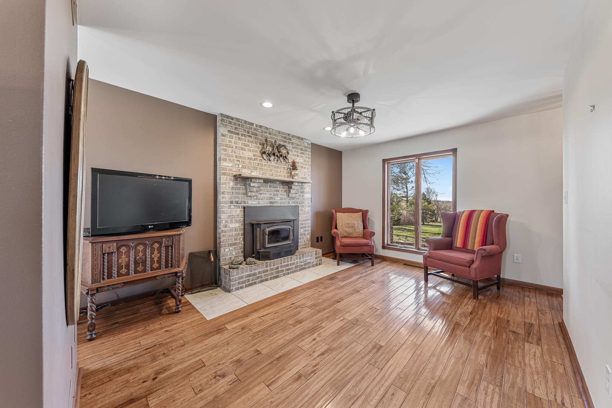 13161 Stateline Road Cedar Lake, IN 46303 - Photo 4 of 30 a living room with furniture and a flat screen tv