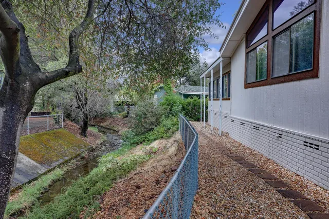a view of an entryway with a workspace