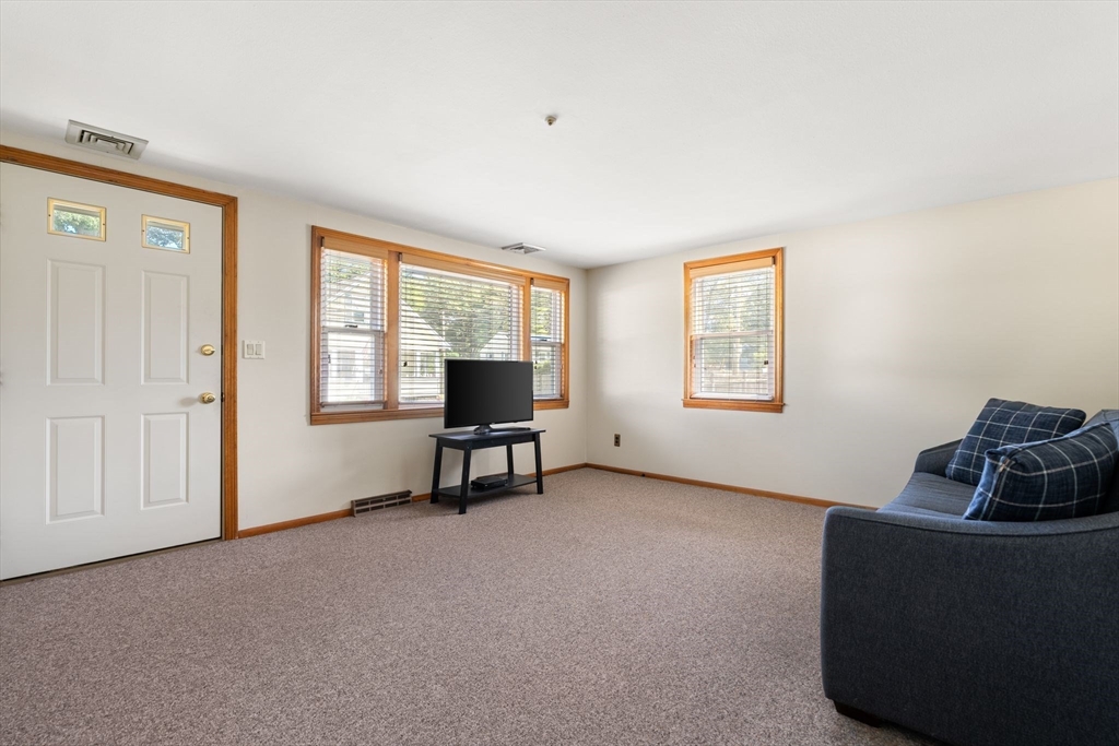 33 Julian Road Randolph, MA 02368 - Photo 8 of 34 Gallery Image 8