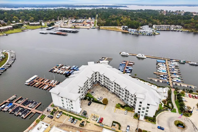 $1,100,000 | 199 Waterpoint Court, Unit 214, Conroe, TX 77304