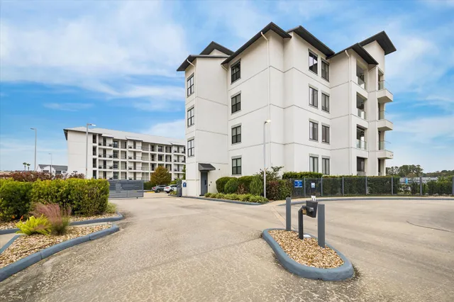 $1,100,000 | 199 Waterpoint Court, Unit 214, Conroe, TX 77304