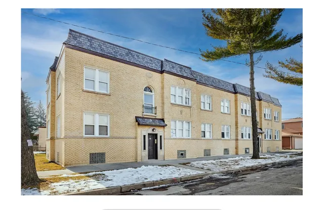 $1,700 | 5709 West Seminole Street, Unit 1, Chicago, IL 60646