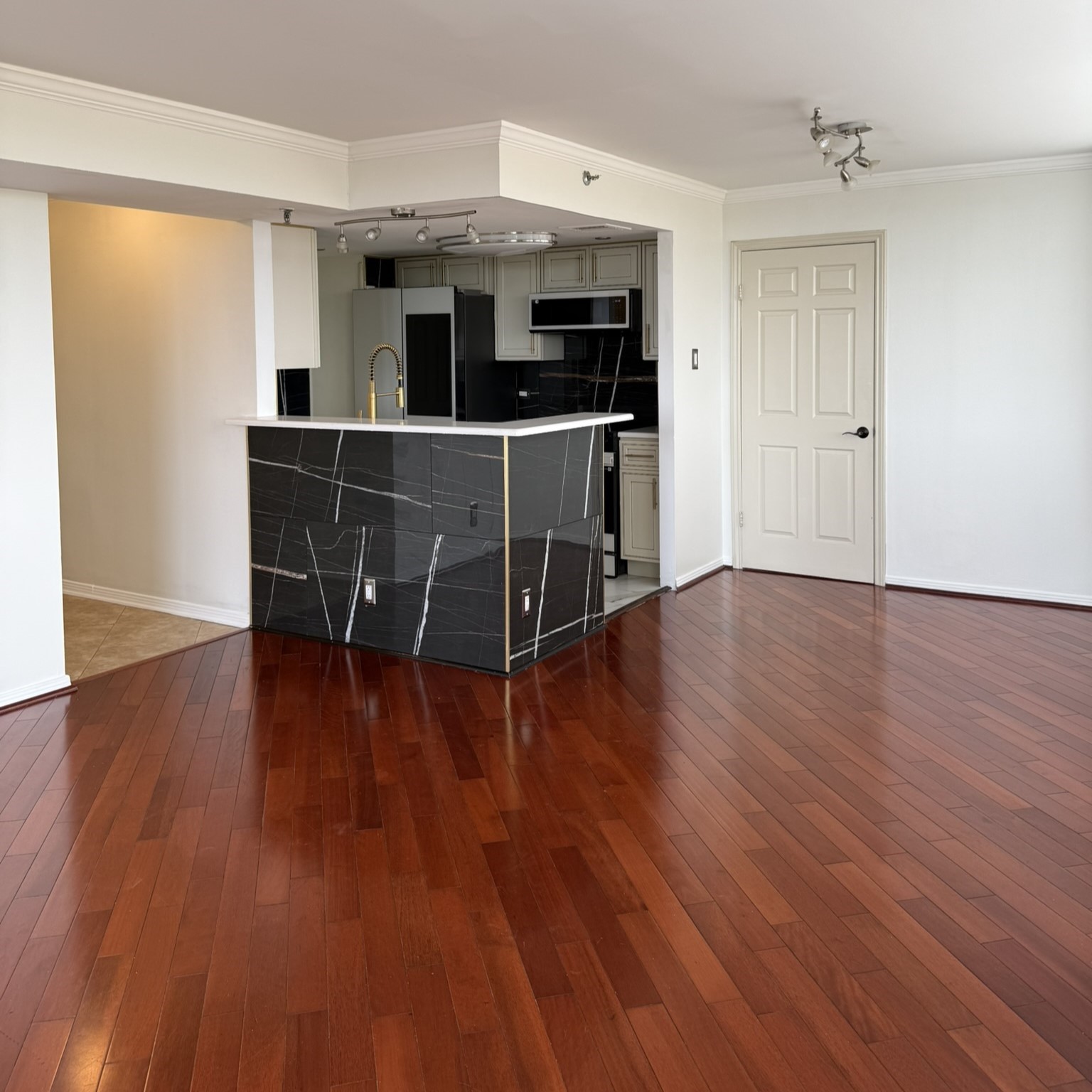 3525 Sage Road, Unit 716 Houston, TX 77056 - Photo 7 of 26 an empty room with wooden floor and windows