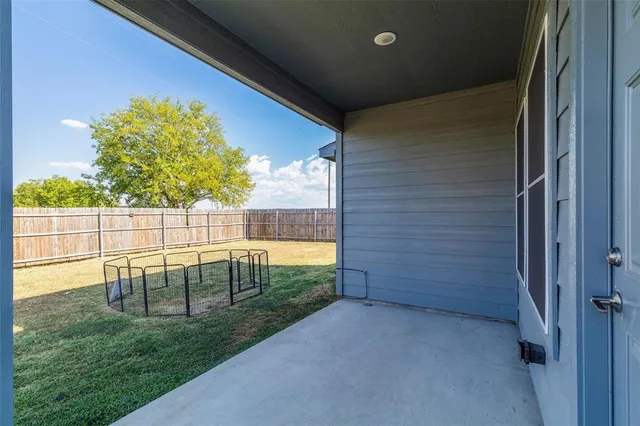 a view of backyard with garden