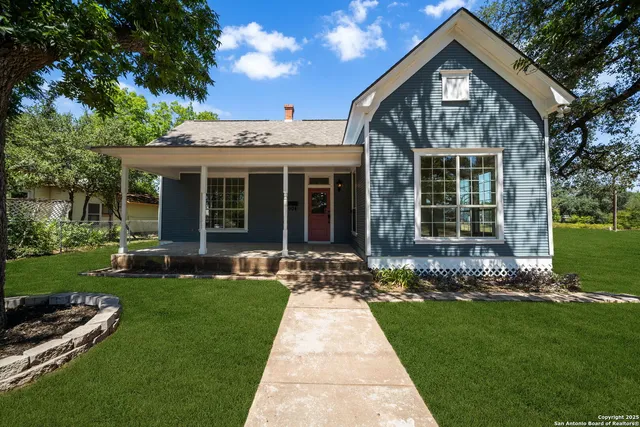 $2,200 | 904 17th Street, Hondo, TX 78861