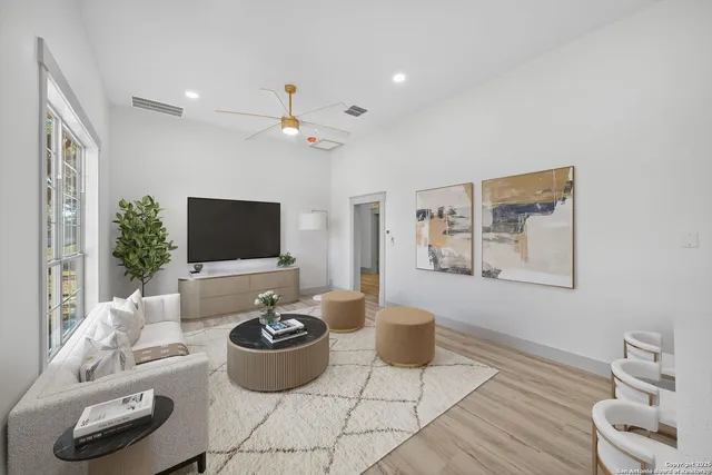 $2,200 | 904 17th Street, Hondo, TX 78861