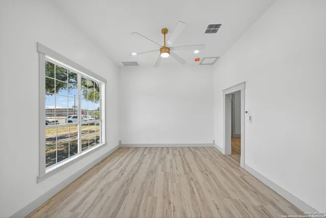 $2,200 | 904 17th Street, Hondo, TX 78861