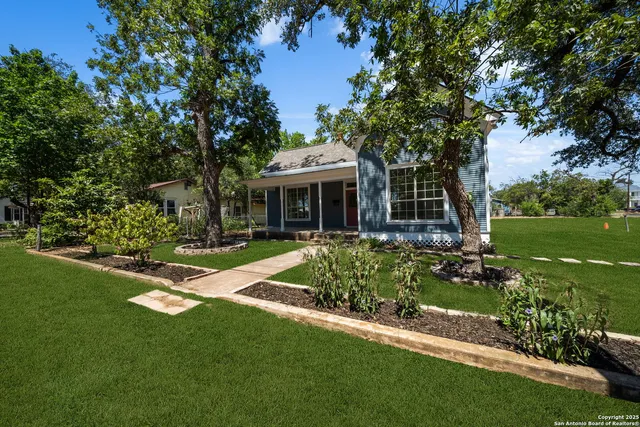 $2,200 | 904 17th Street, Hondo, TX 78861