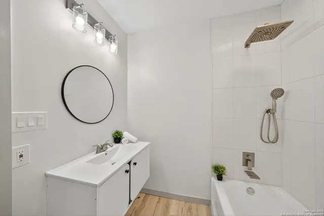 $2,200 | 904 17th Street, Hondo, TX 78861