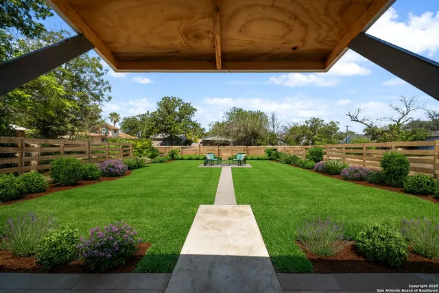 $2,200 | 904 17th Street, Hondo, TX 78861