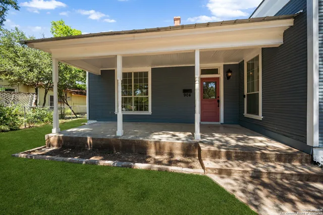 $2,200 | 904 17th Street, Hondo, TX 78861