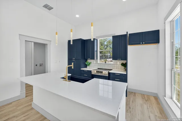 $2,200 | 904 17th Street, Hondo, TX 78861