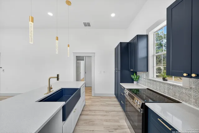 $2,200 | 904 17th Street, Hondo, TX 78861