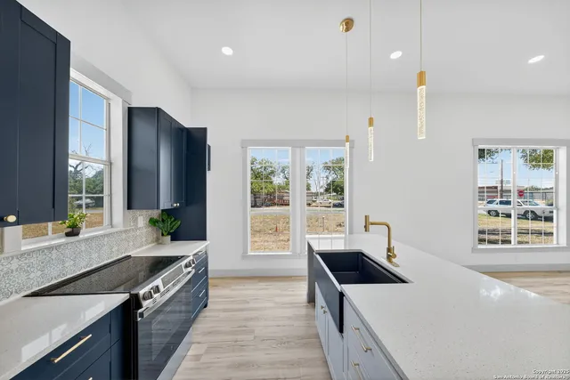 $2,200 | 904 17th Street, Hondo, TX 78861