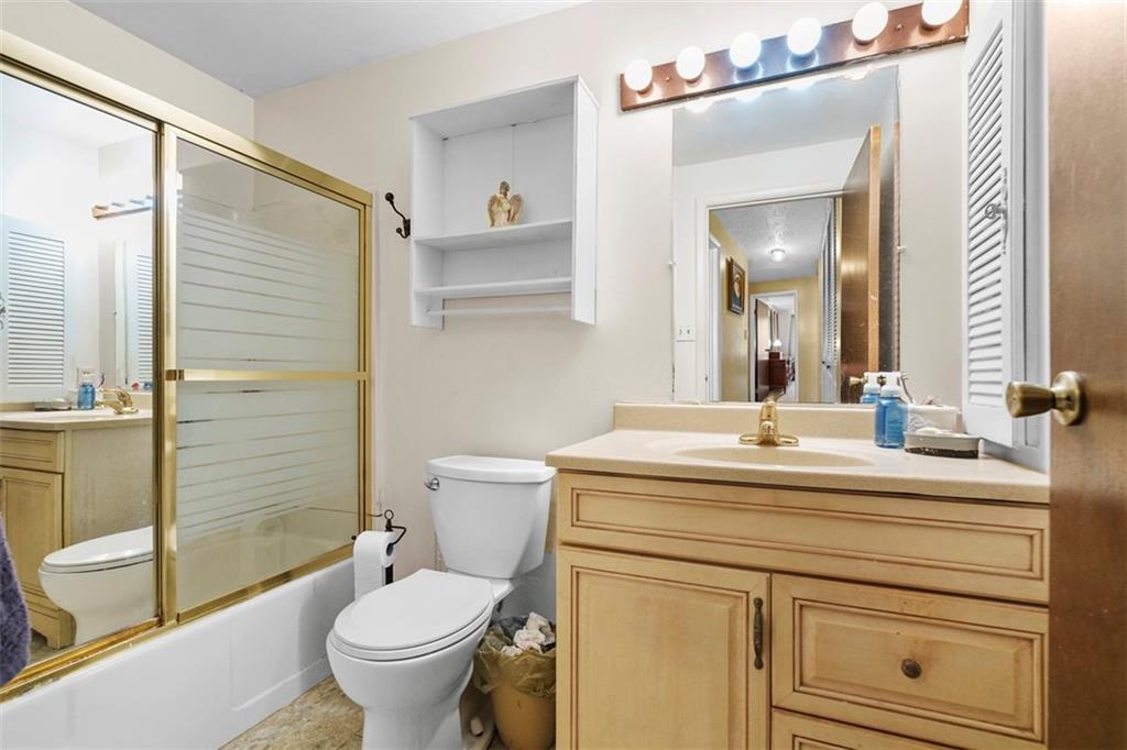 527 Hunters Path Road Bridgeville, PA 15017 - Photo 15 of 33 2nd floor full bath