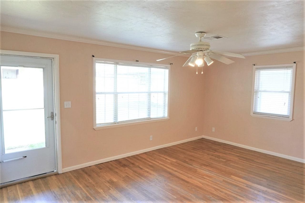 514 Ivanhoe Street Perry, OK 73077 - Photo 4 of 19 Gallery Image 4