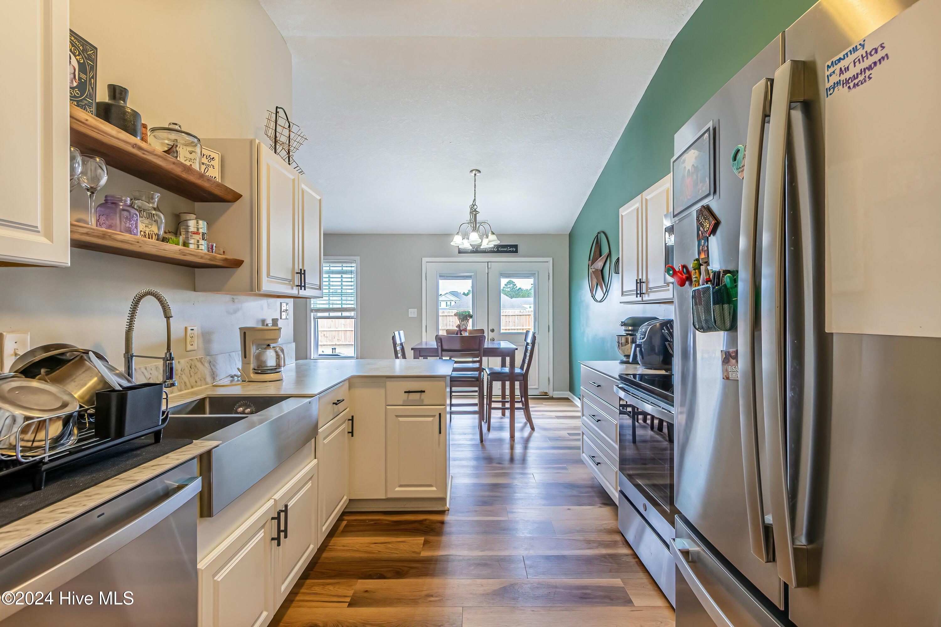 285 Merin Height Road Jacksonville, NC 28546 - Photo 21 of 67 Kitchen and breakfast nook