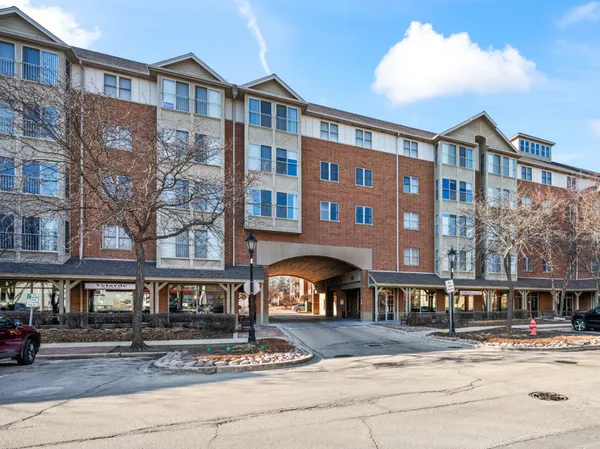 $320,000 | 100 Bokelman Street, Unit 330, Roselle, IL 60172
