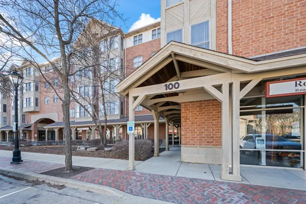 $320,000 | 100 Bokelman Street, Unit 330, Roselle, IL 60172