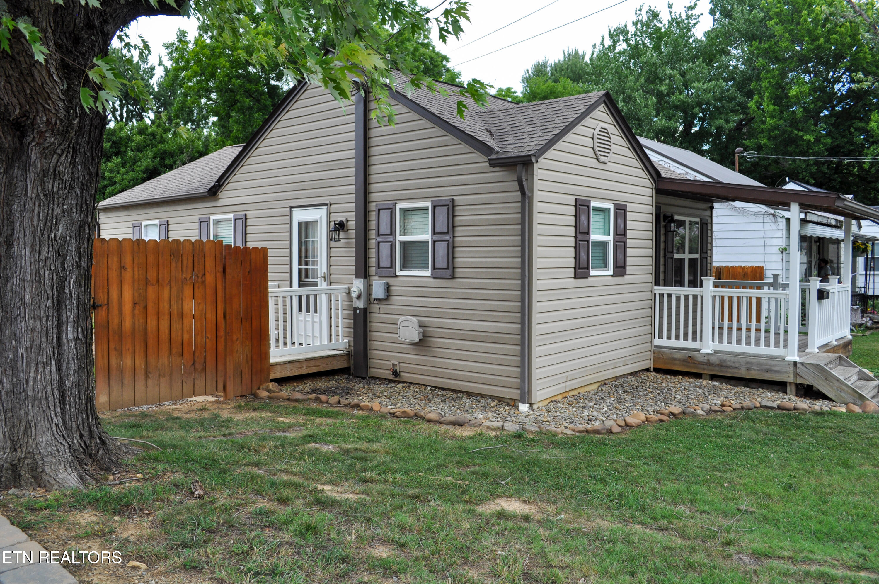 822 Carson Street Greeneville, TN 37743 - Photo 2 of 23 DSC_0137