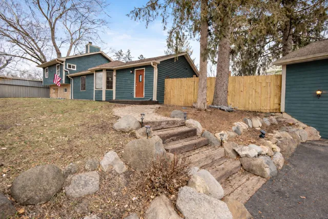 $2,850 | 1414 West North East Shore Drive, Holiday Hills, IL 60051