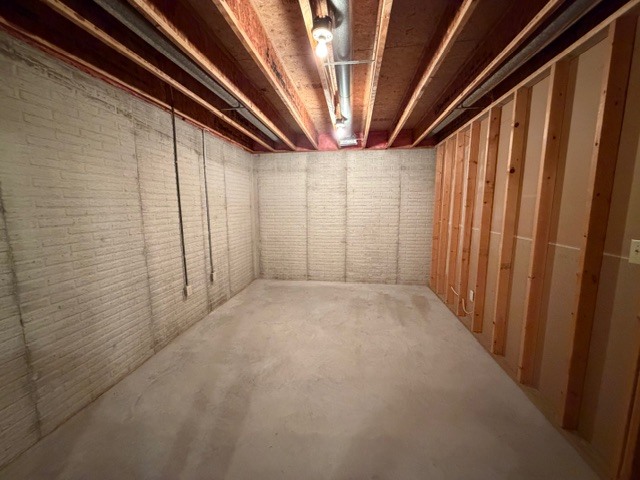 5897 Country Meadow Lane Clinton, IL 61727 - Photo 29 of 59 a view of empty room with windows