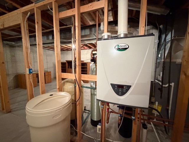 5897 Country Meadow Lane Clinton, IL 61727 - Photo 32 of 59 a bathroom with a toilet a sink and a shower