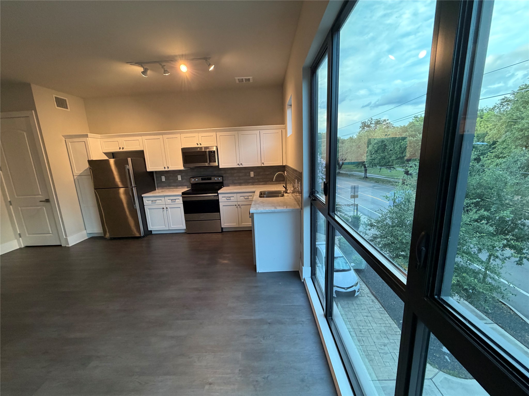 2727 Houston Avenue, Unit 202 Houston, TX 77009 - Photo 1 of 28