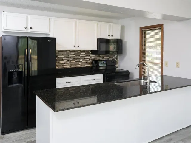 $2,400 | 23622 Smithtown Road, Excelsior, MN 55331