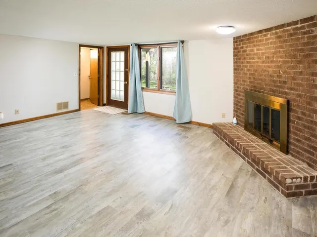 $2,400 | 23622 Smithtown Road, Excelsior, MN 55331