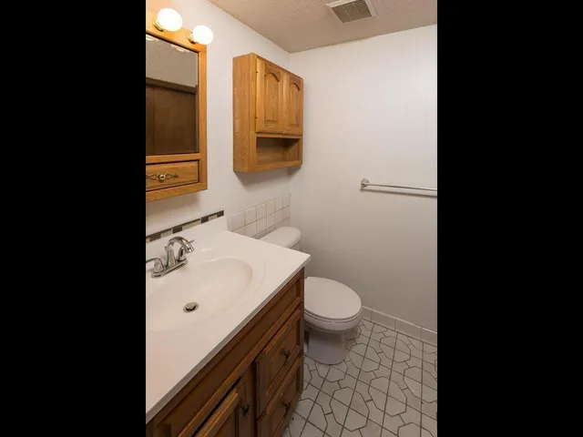 $2,400 | 23622 Smithtown Road, Excelsior, MN 55331