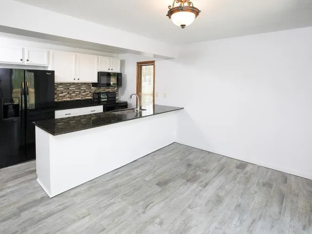 $2,400 | 23622 Smithtown Road, Excelsior, MN 55331