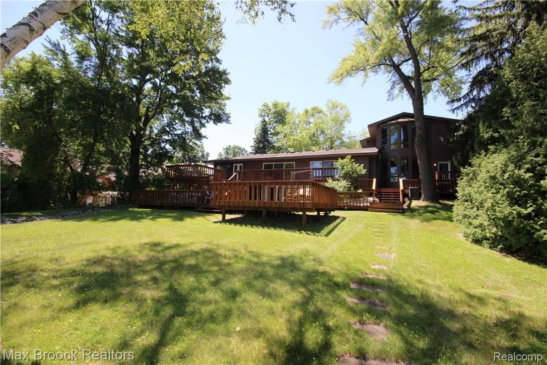 6290 Commerce Road West Bloomfield, MI 48324 - Photo 45 of 51 Your own private country club