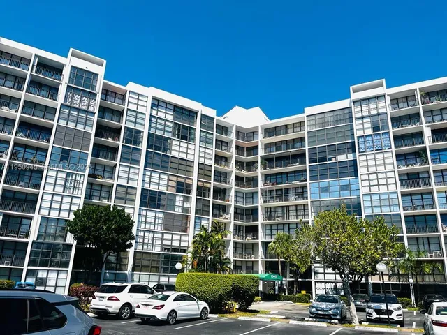 $1,800 | 1000 Parkview Drive, Unit 605, Hallandale Beach, FL 33009