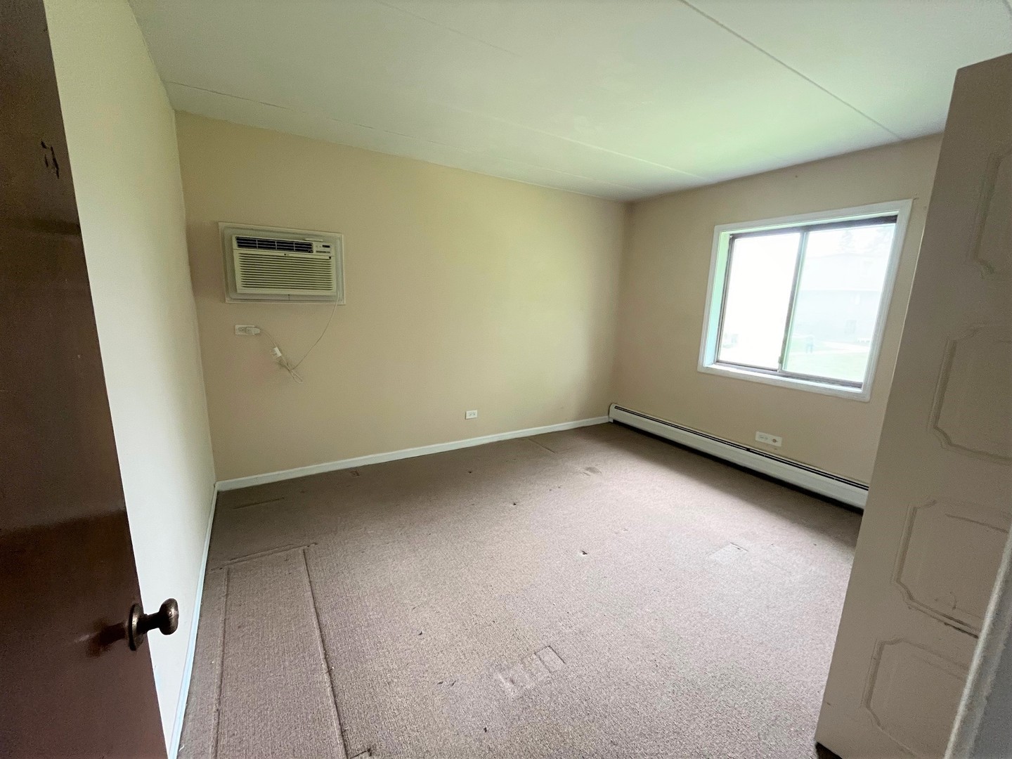 264 East Bailey Road, Unit G Naperville, IL 60565 - Photo 7 of 9 an empty room with a window