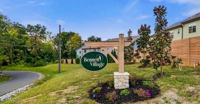 $375,000 | 1736 Bennett Vlg Drive, Maryville, TN 37804