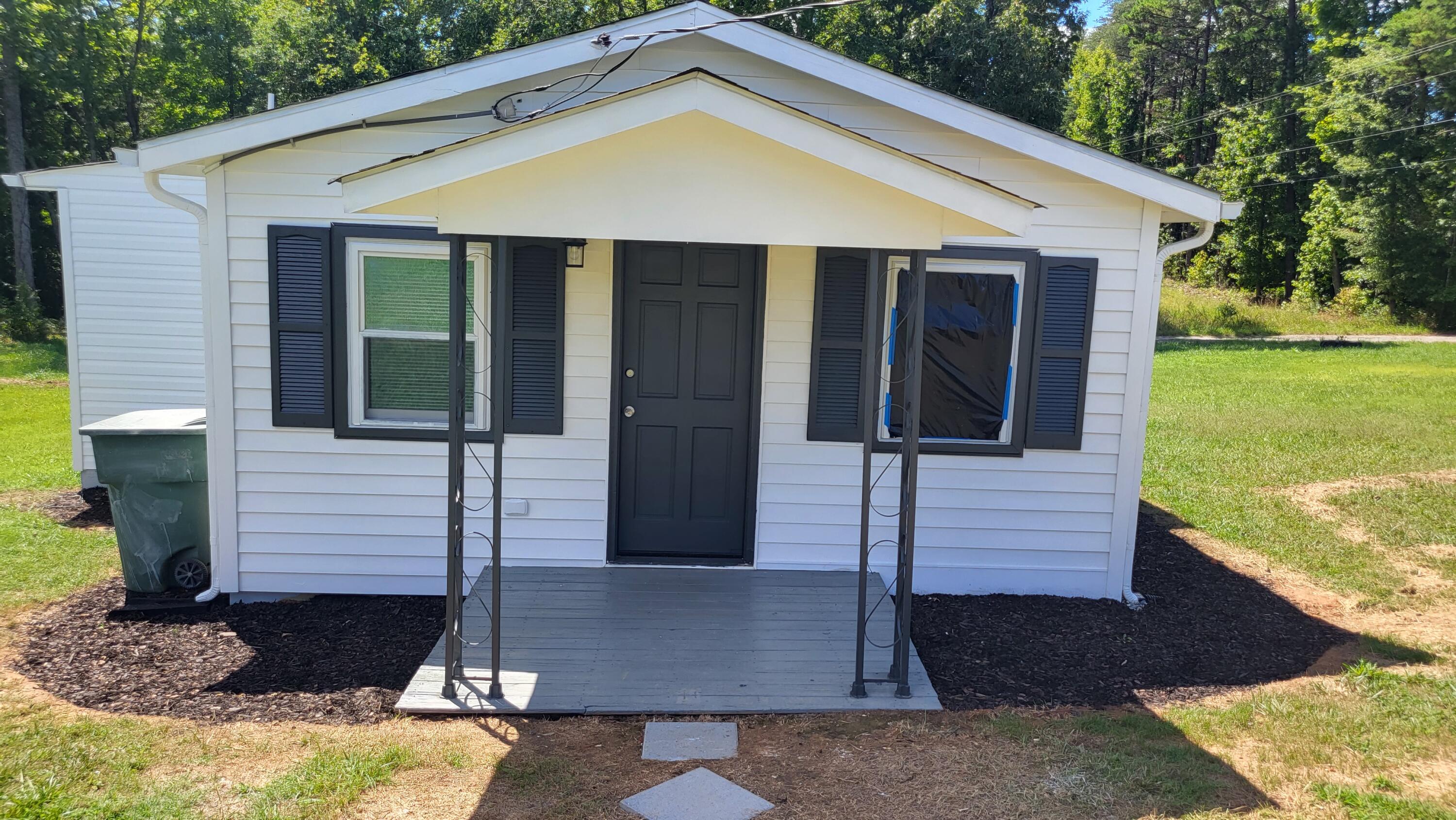 7588 Venable Road Kents Store, VA 23084 - Photo 3 of 38 a front view of a house with a yard