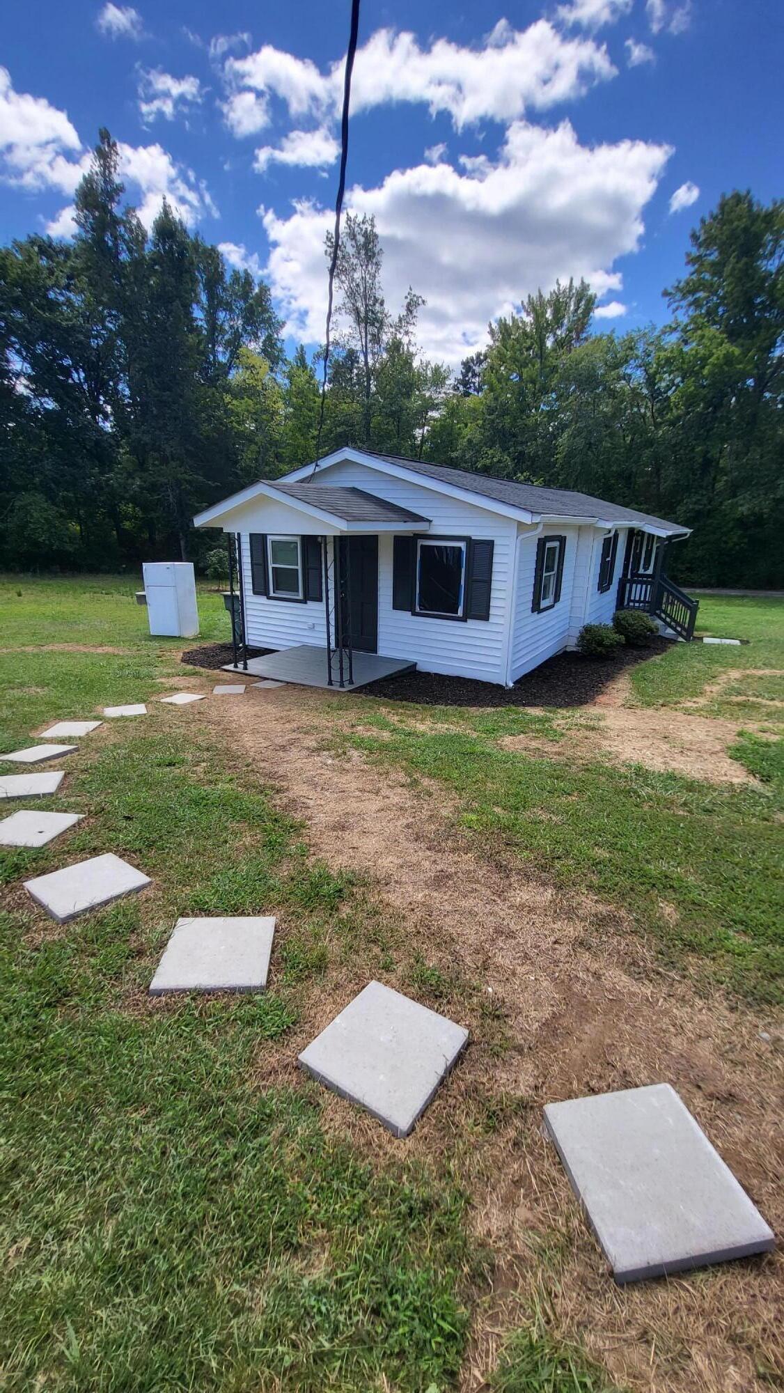 7588 Venable Road Kents Store, VA 23084 - Photo 4 of 38 a backyard of a house with table and chairs