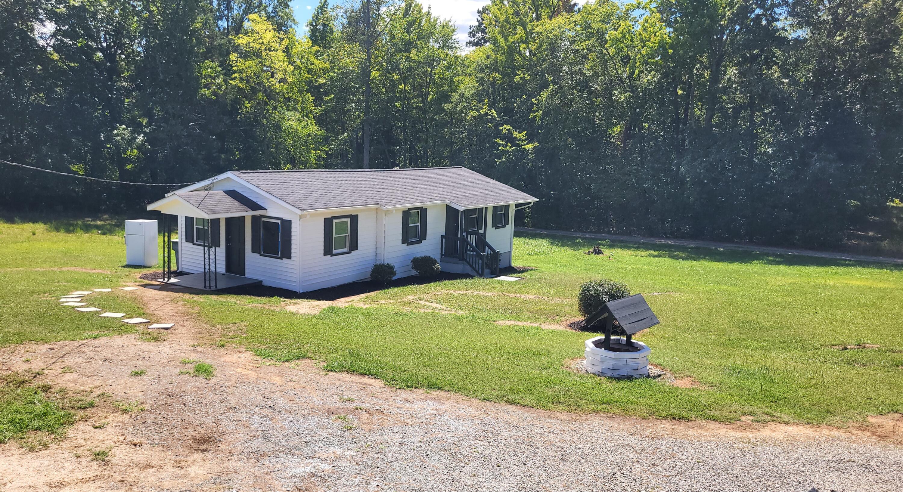 7588 Venable Road Kents Store, VA 23084 - Photo 7 of 38 a view of a house with backyard and sitting area