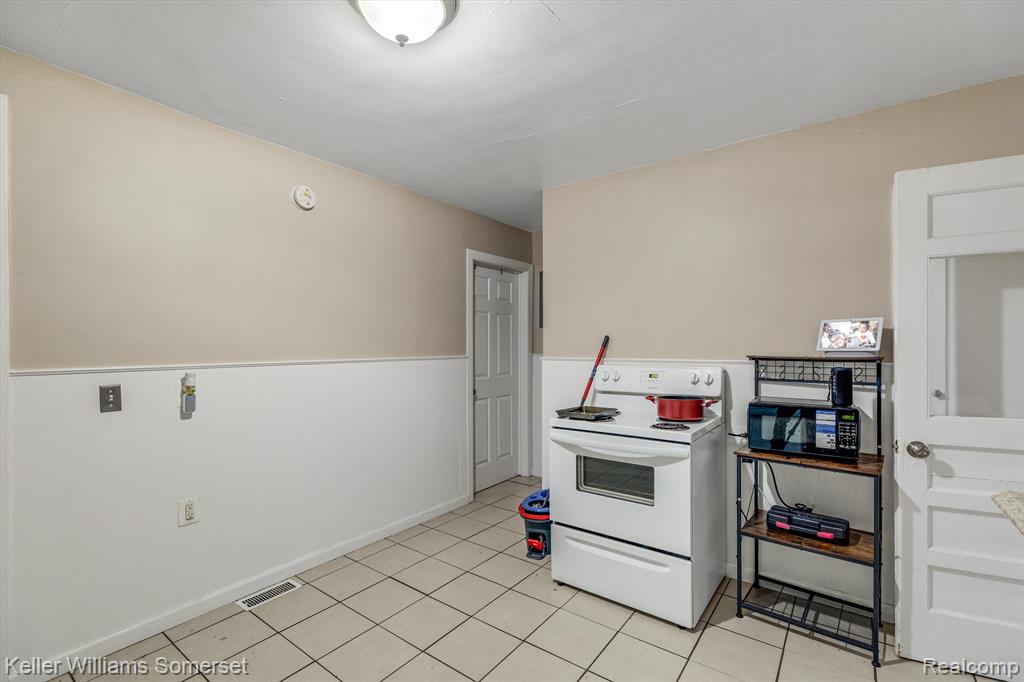 8329 Rivard Avenue Warren, MI 48089 - Photo 10 of 21