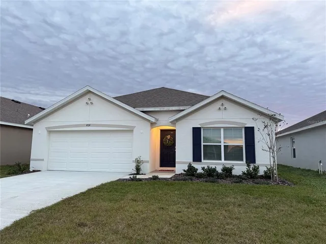 a view of a house with backyard and garden