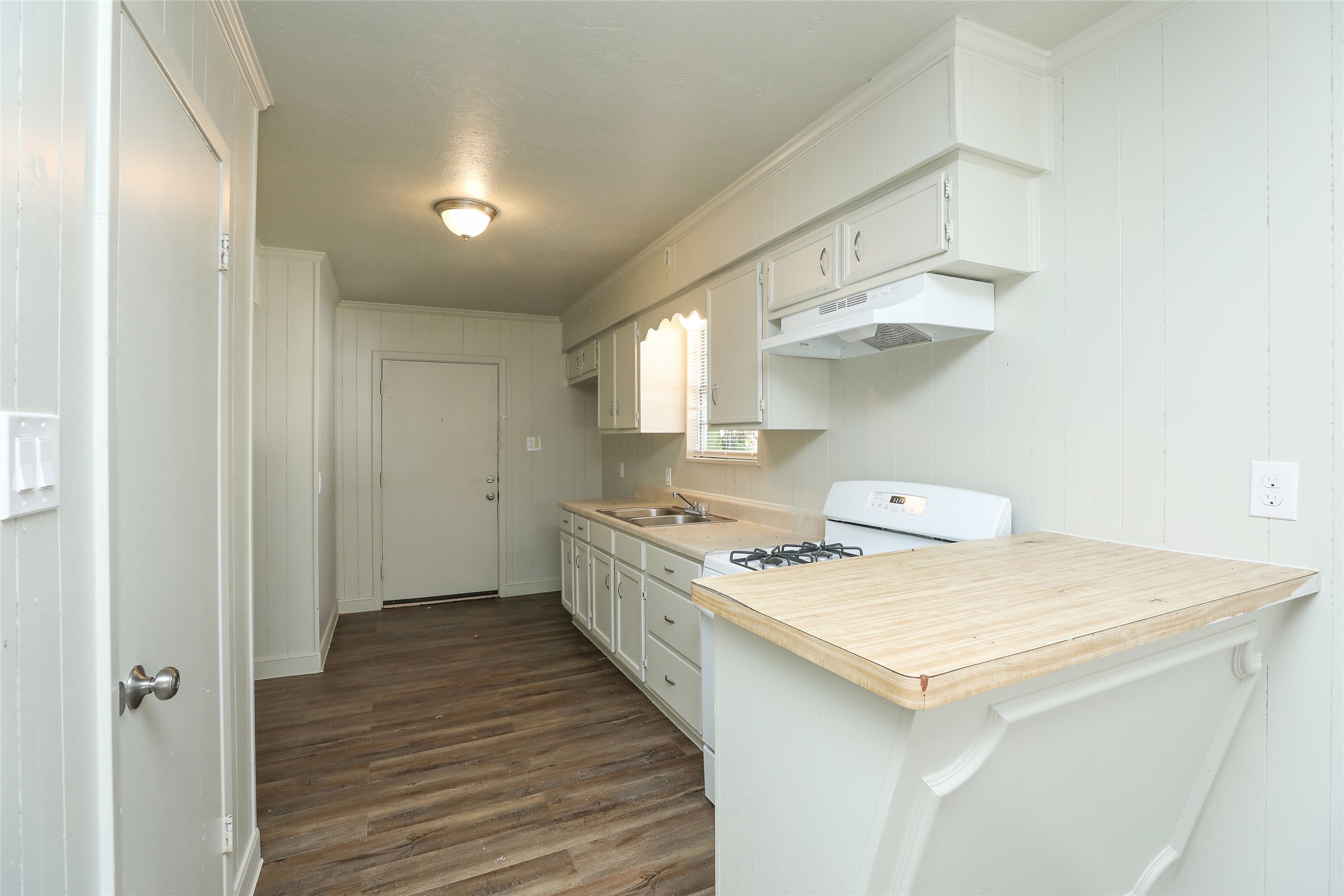 3606 Live Oak Street Houston, TX 77004 - Photo 6 of 15 a kitchen with a stove a sink and a refrigerator
