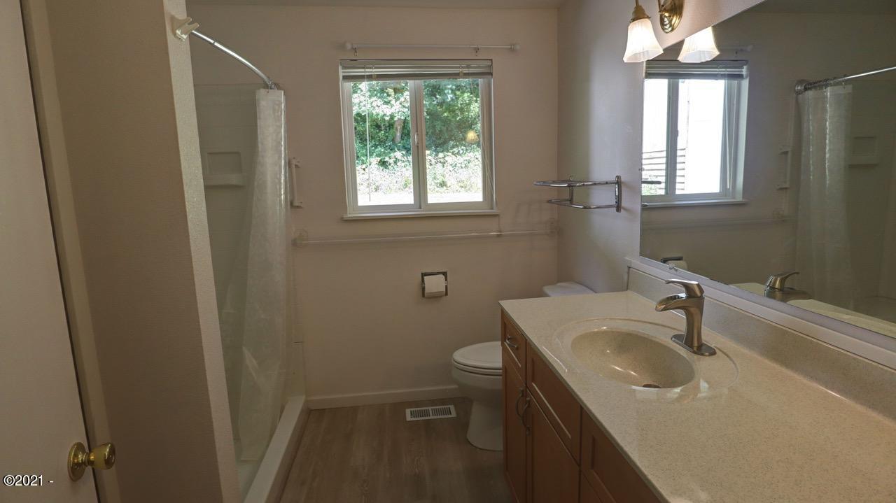 648 Olalla Road Toledo, OR 97391 - Photo 15 of 43 Main Bath