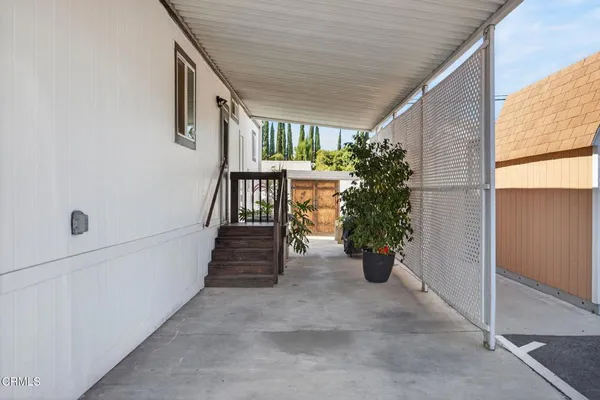 a view of entryway with workspace