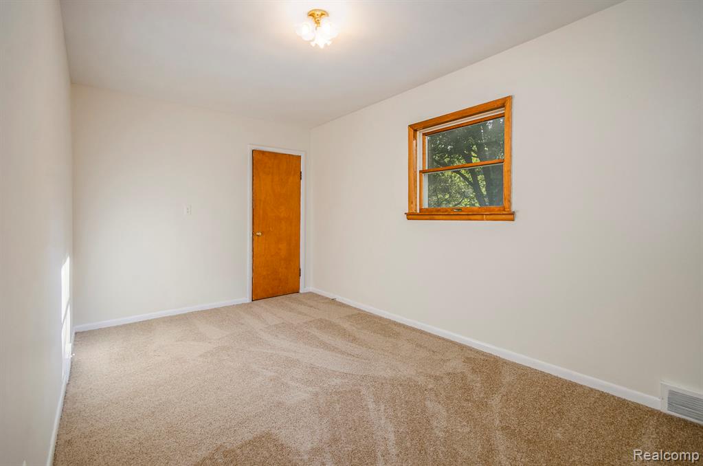 8344 Ellis Road Clarkston, MI 48348 - Photo 23 of 32