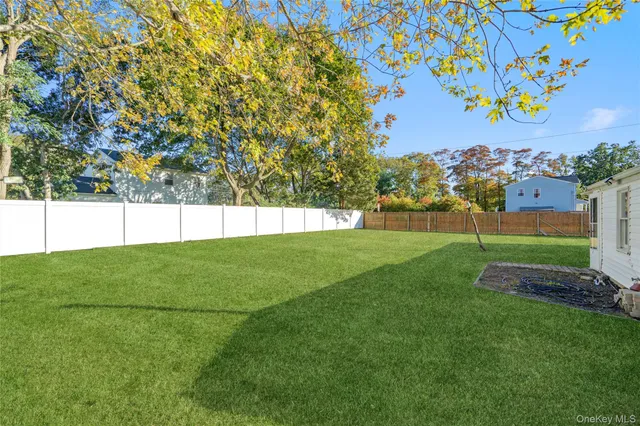 a view of yard with grass and trees