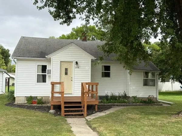$84,900 | 1208 15th Street, Clarkfield, MN 56223