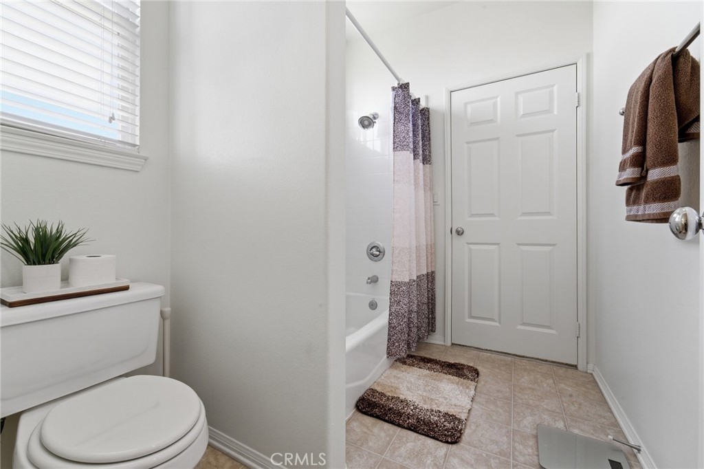 11515 Venezia Way Porter Ranch, CA 91326 - Photo 27 of 41 Jack & Jill Bathroom