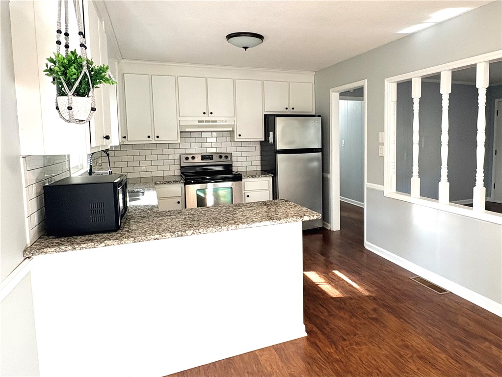 516 Carole Avenue Anderson, SC 29625 - Photo 10 of 34 This functional kitchen features gleaming surfaces and warm wood floors.