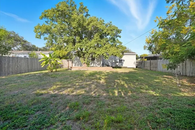 a view of a yard with a house